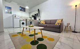 Studio rénové au centre ville (15 min de la plage)